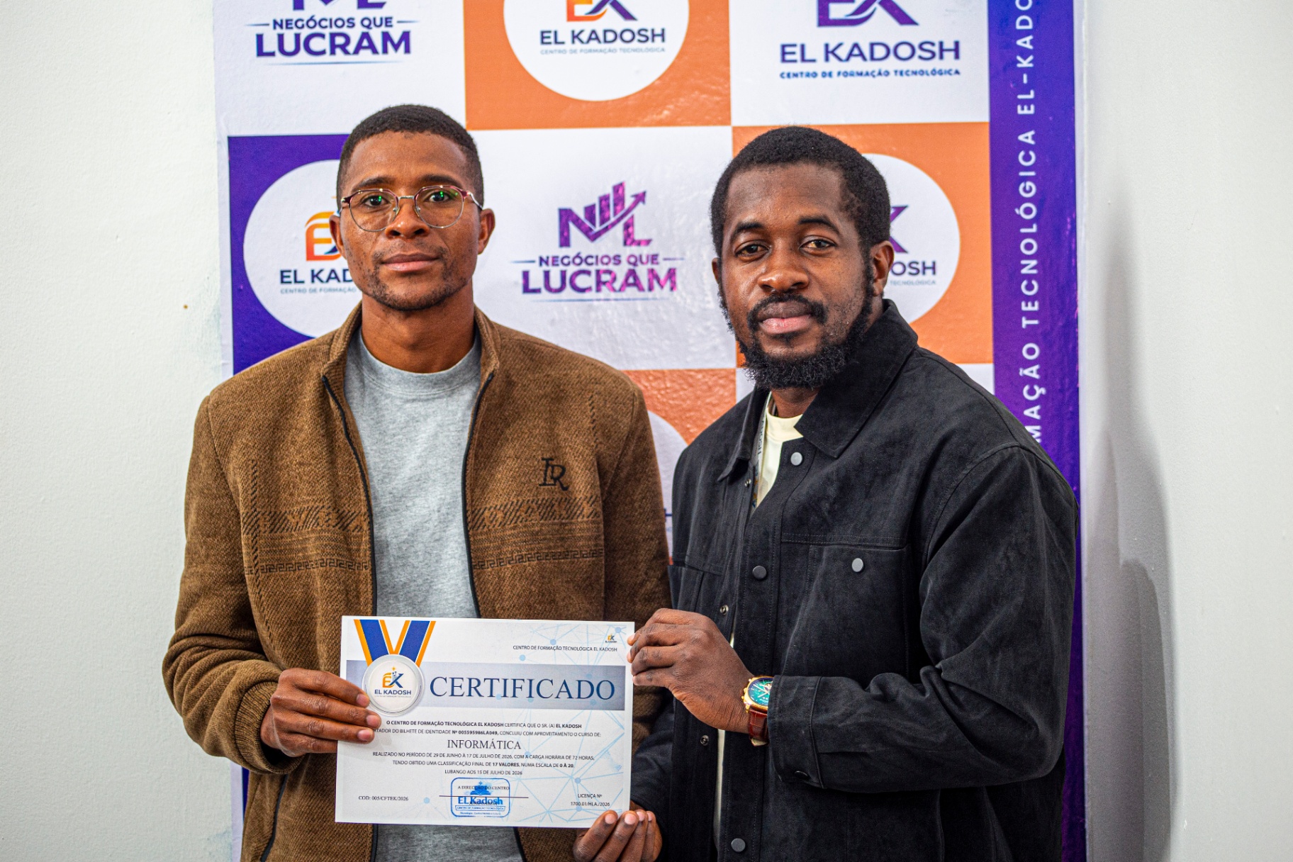 Entrega de certificado — formação em Informática