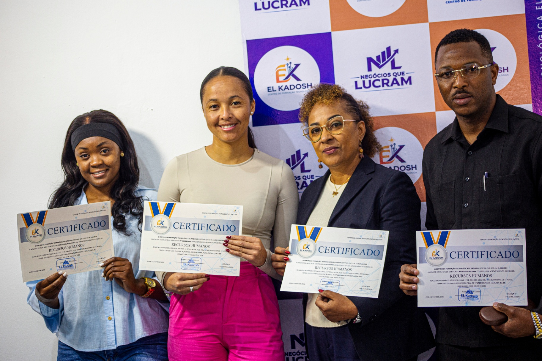 Formandas com certificados de Recursos Humanos